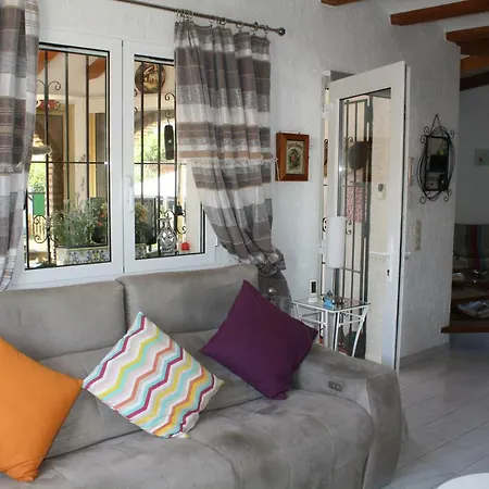 Aline Locdenia Villa